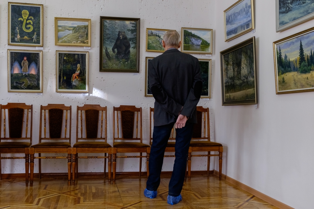 Первоуральцам презентовали новую выставку «Родные напевы» художника Александра Рычихина