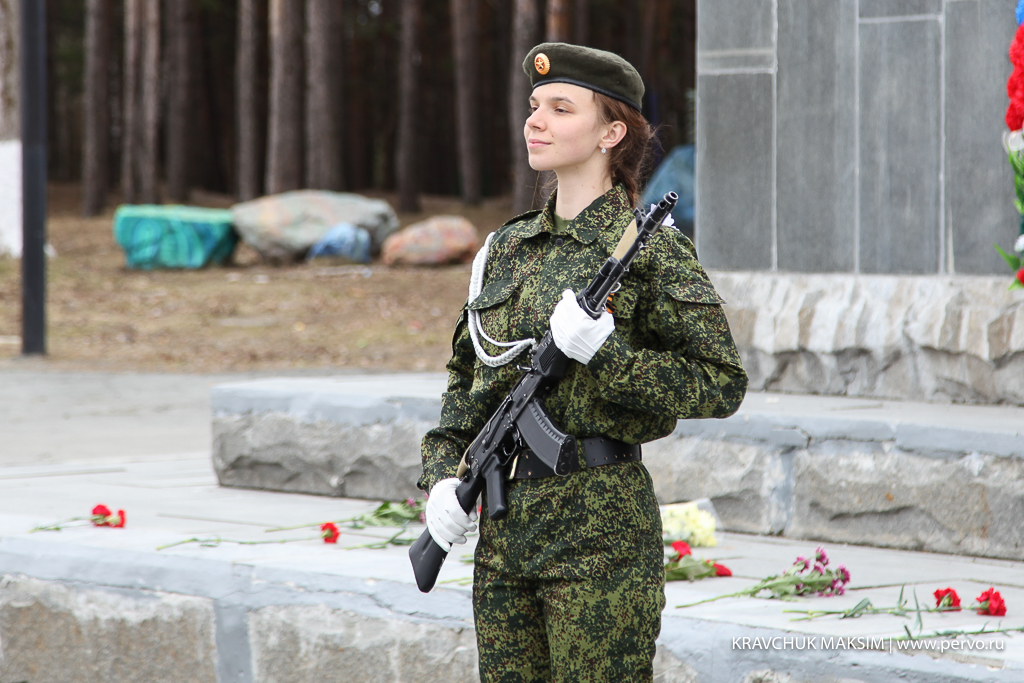 На вахту памяти встали первоуральские школьники