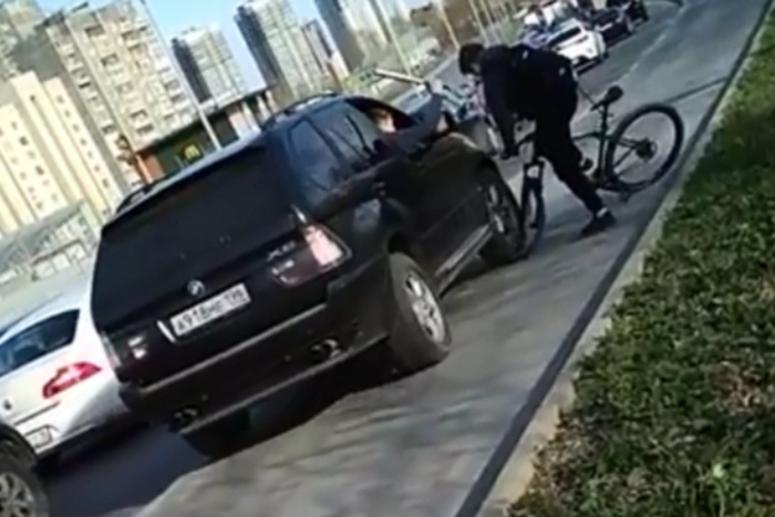 На автохама, ударившего битой велосипедиста, завели уголовное дело