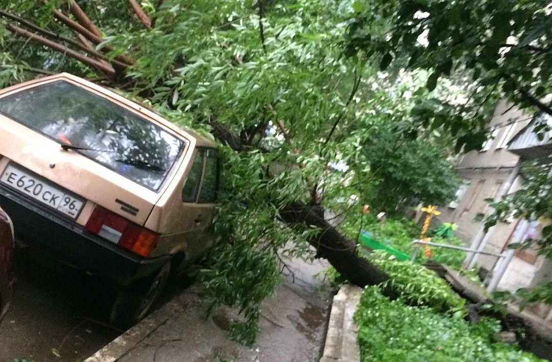 На Первоуральск идут грозы, проливные дожди и ураган