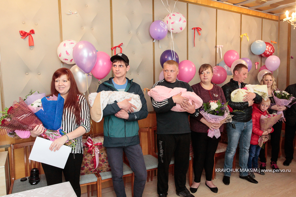 Новорожденные первоуральцы получили первые в жизни подарки