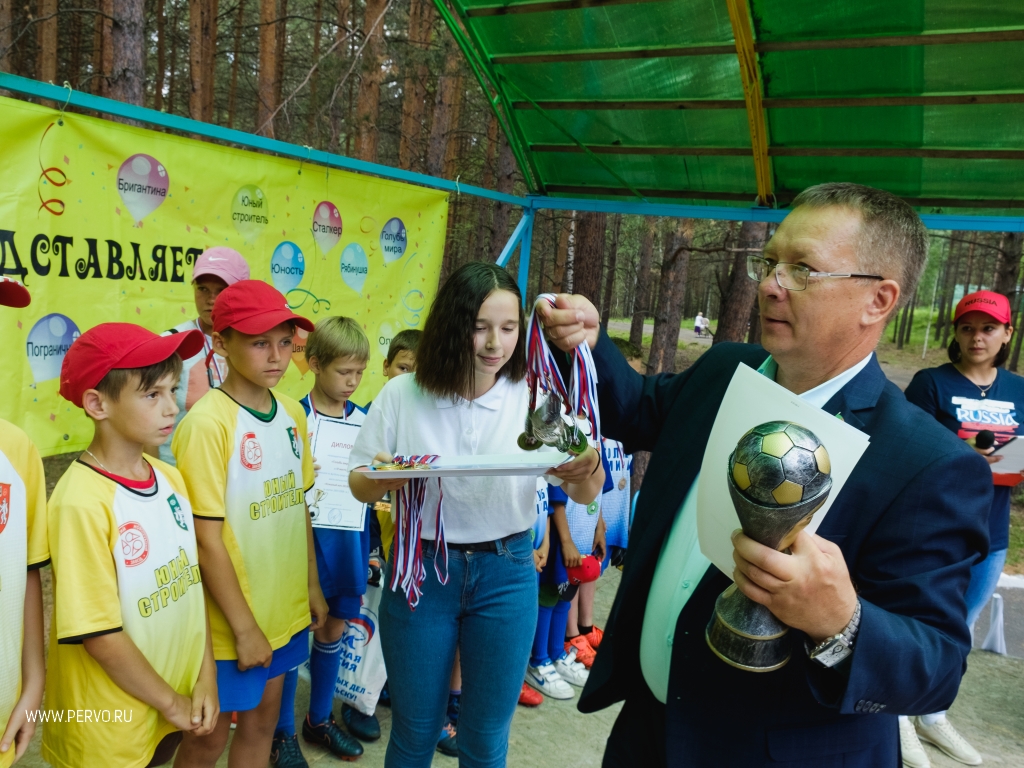 Владислав Изотов наградил победителей турнира «Кожаный мяч»