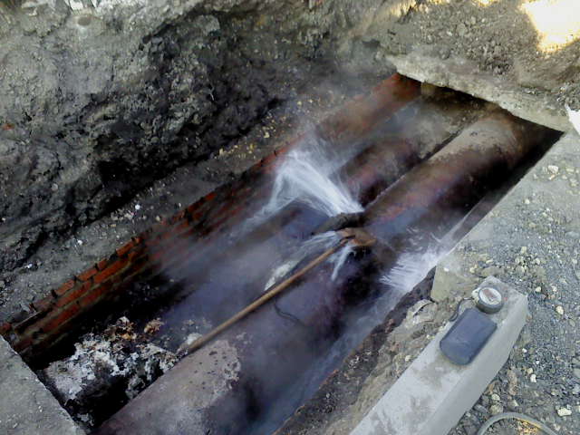 Из-за порыва трубопровода в районе ТРЦ «Строитель» движение на проспекте Ильича закрыто