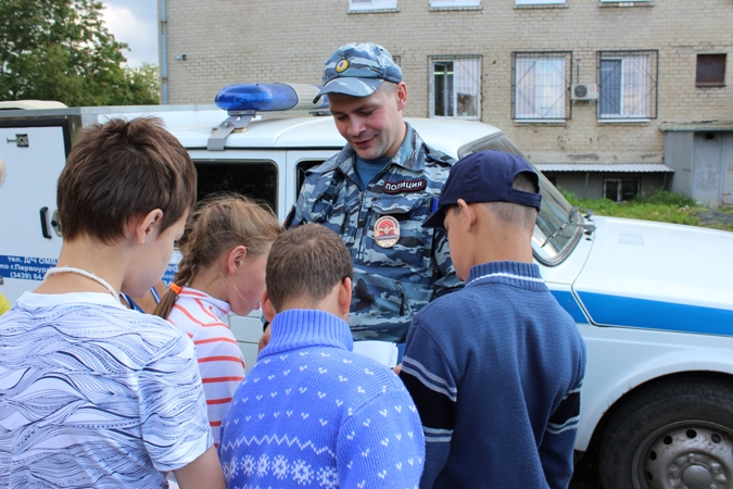 В канун юбилея ППСП первоуральские полицейские-кинологи провели показательные выступления для детей