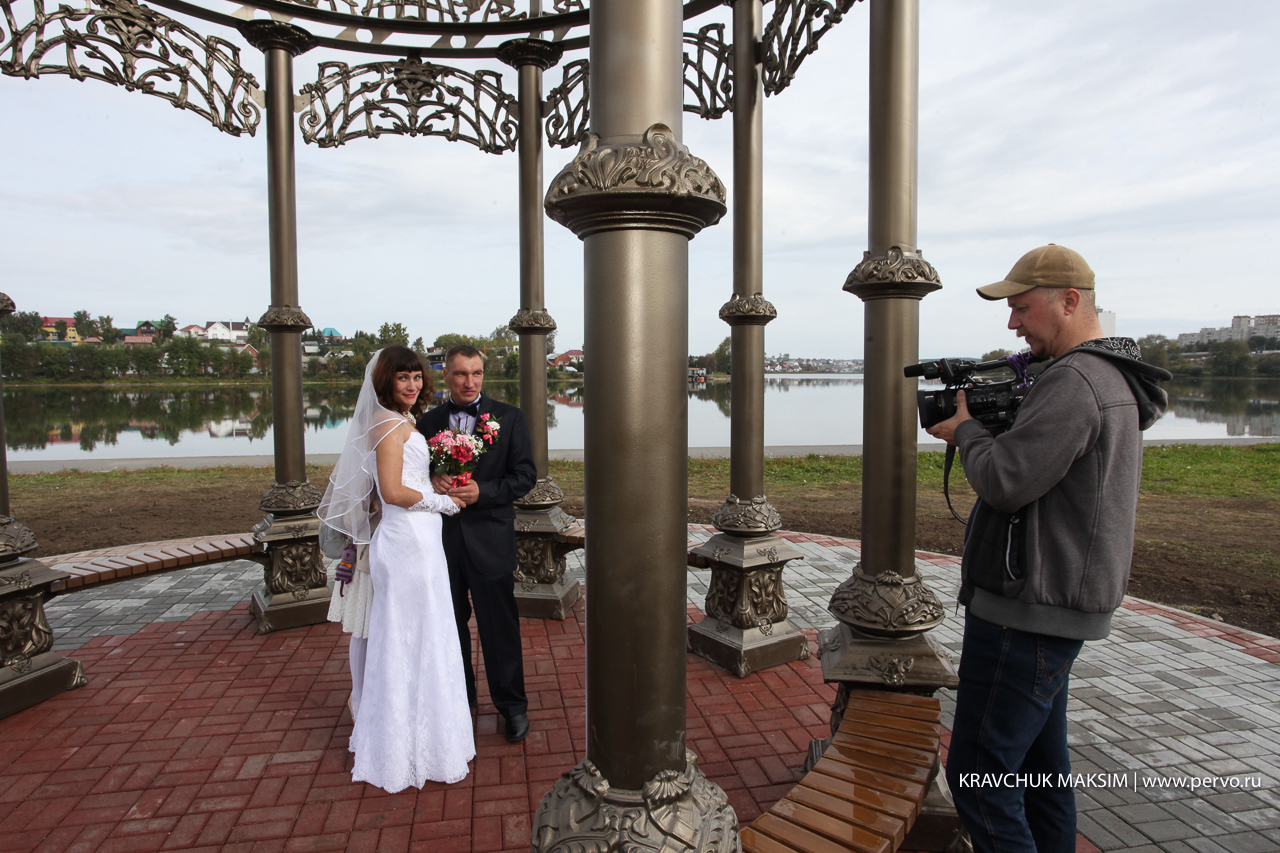 Первая пара первоуральских молодоженов провела свадебную фотосессию у новой ротонды