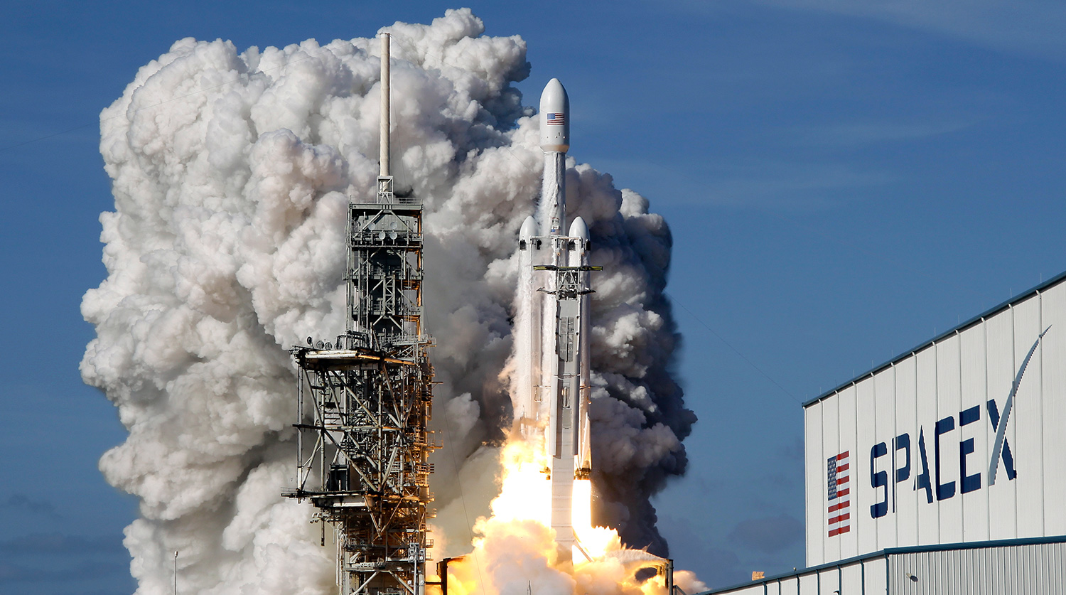 SpaceX нашла первого туриста для полета вокруг Луны