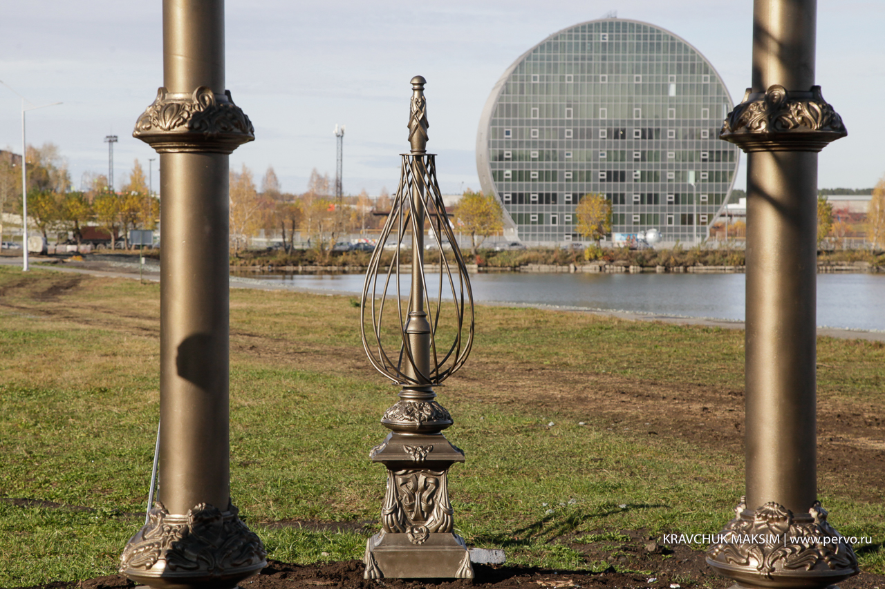 На Набережной установили торшеры для свадебных замков