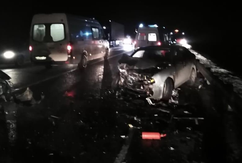 В ДТП, где лоб в лоб столкнулись два автомобиля, пострадали пять человек