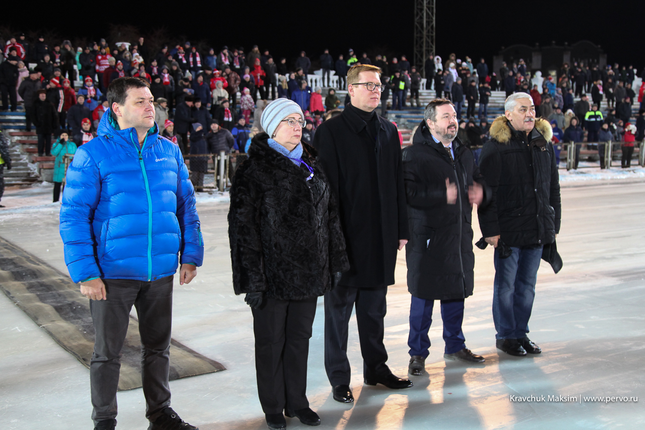 Депутаты поздравили хоккеистов «Уральского Трубника» с победой в первой игре на Чемпионате России