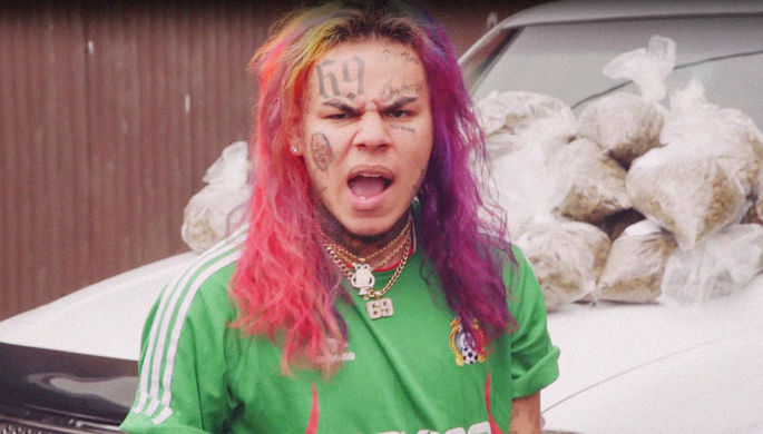 Рэпера Tekashi 6ix9ine обвинили в рэкете