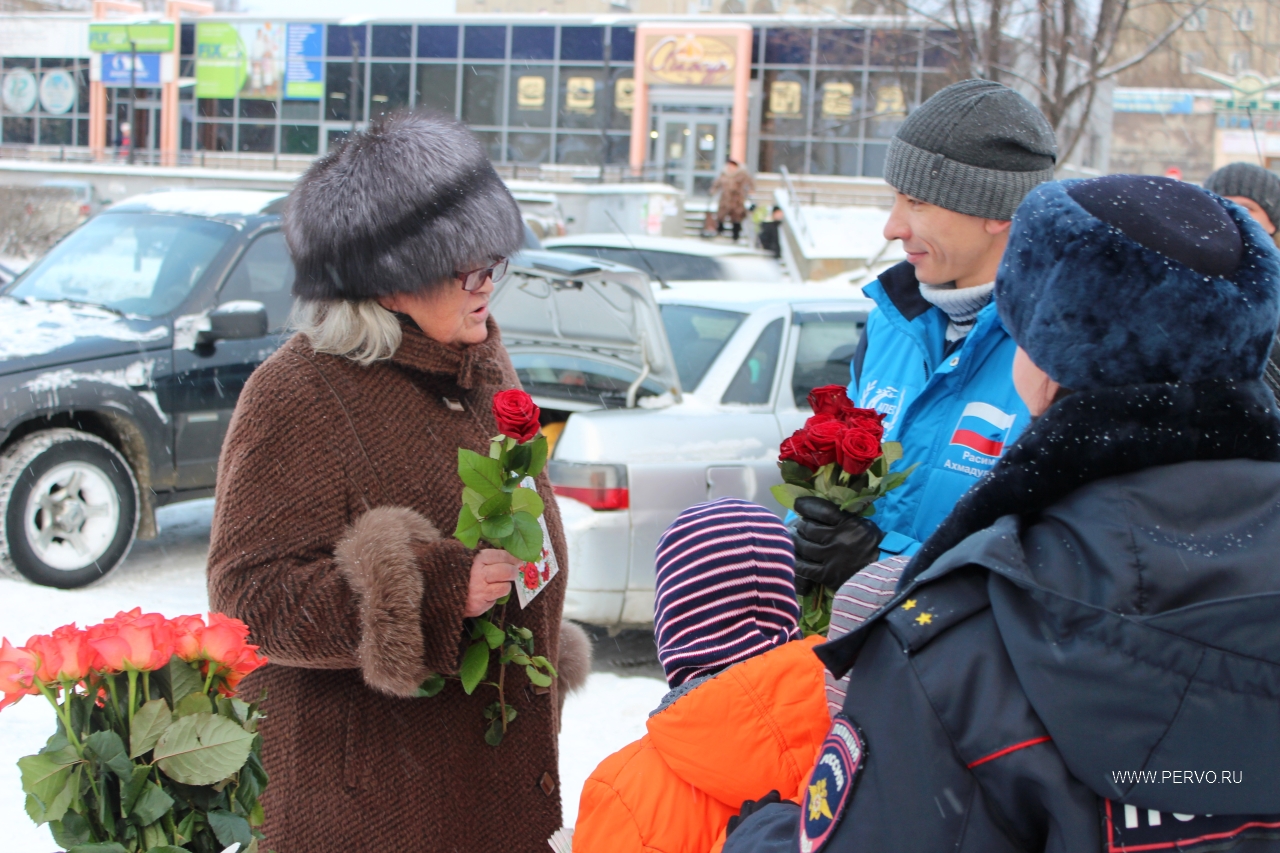 «Апекс» и ГИБДД поздравили мам города с Днём матери