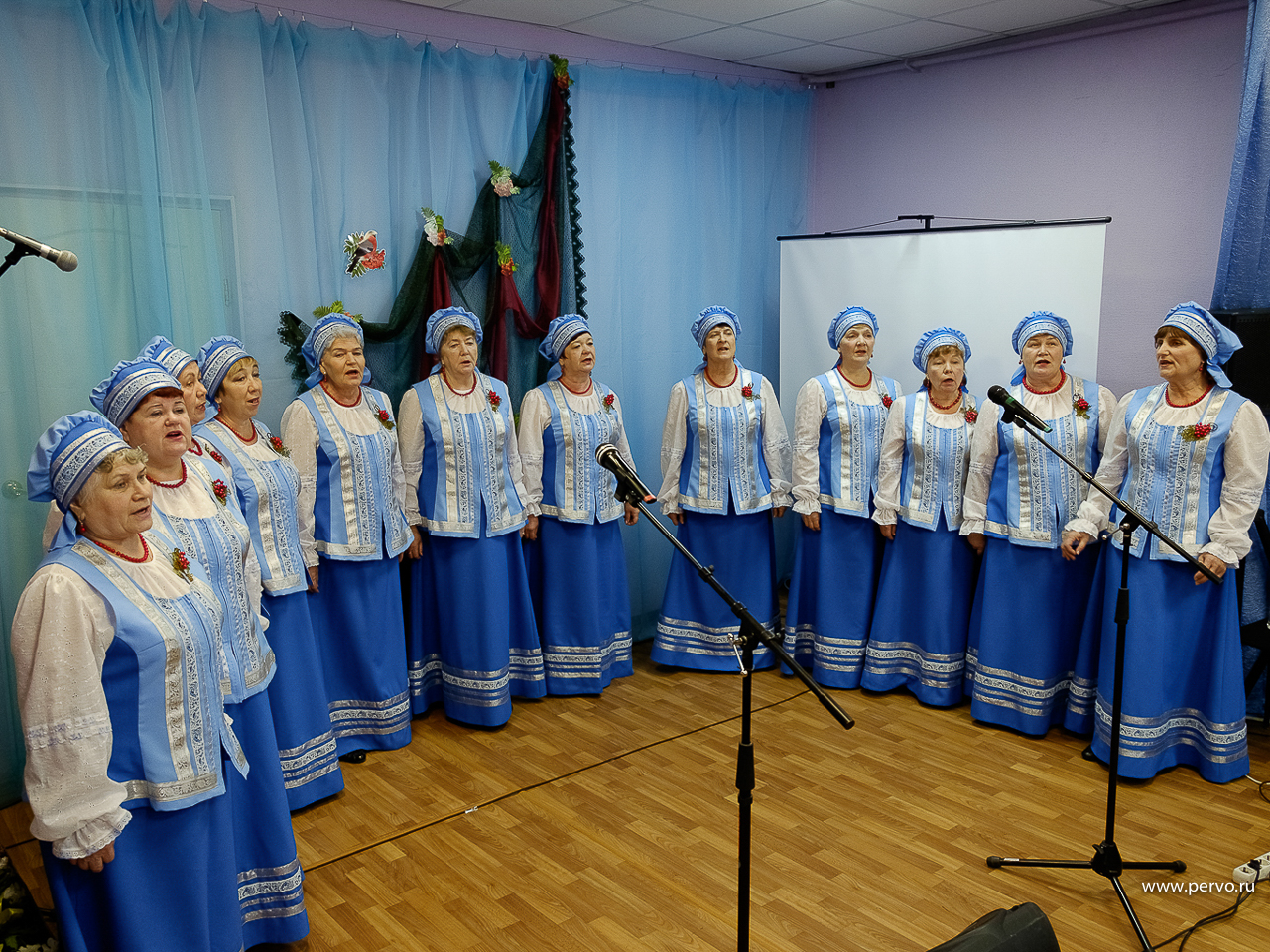 Депутаты поздравили народный хоровой ансамбль «Рябинушка» с юбилеем