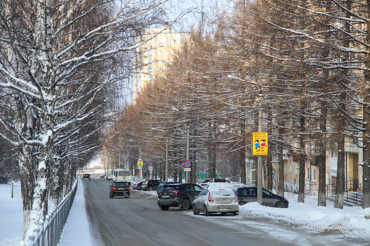 Первоуральцев просят убрать машины из парковочных карманов