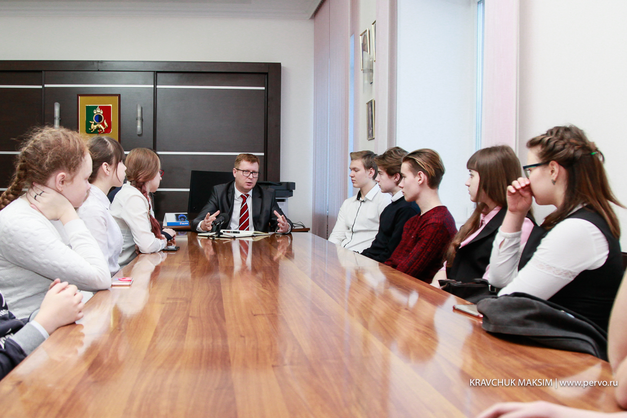 Глава города Игорь Кабец «выключил» чиновника и поговорил с молодежью о личном