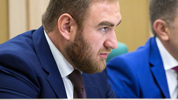 Сенатора Арашукова задержали в зале заседаний Совфеда