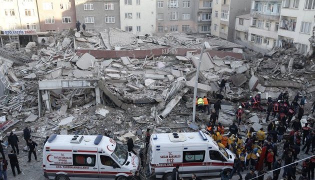 Обрушение шестиэтажного здания в Стамбуле попало на видео