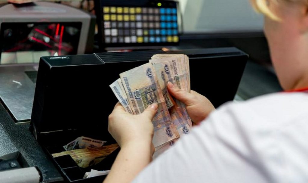 Первоуральцам станет проще снимать наличные в магазинах