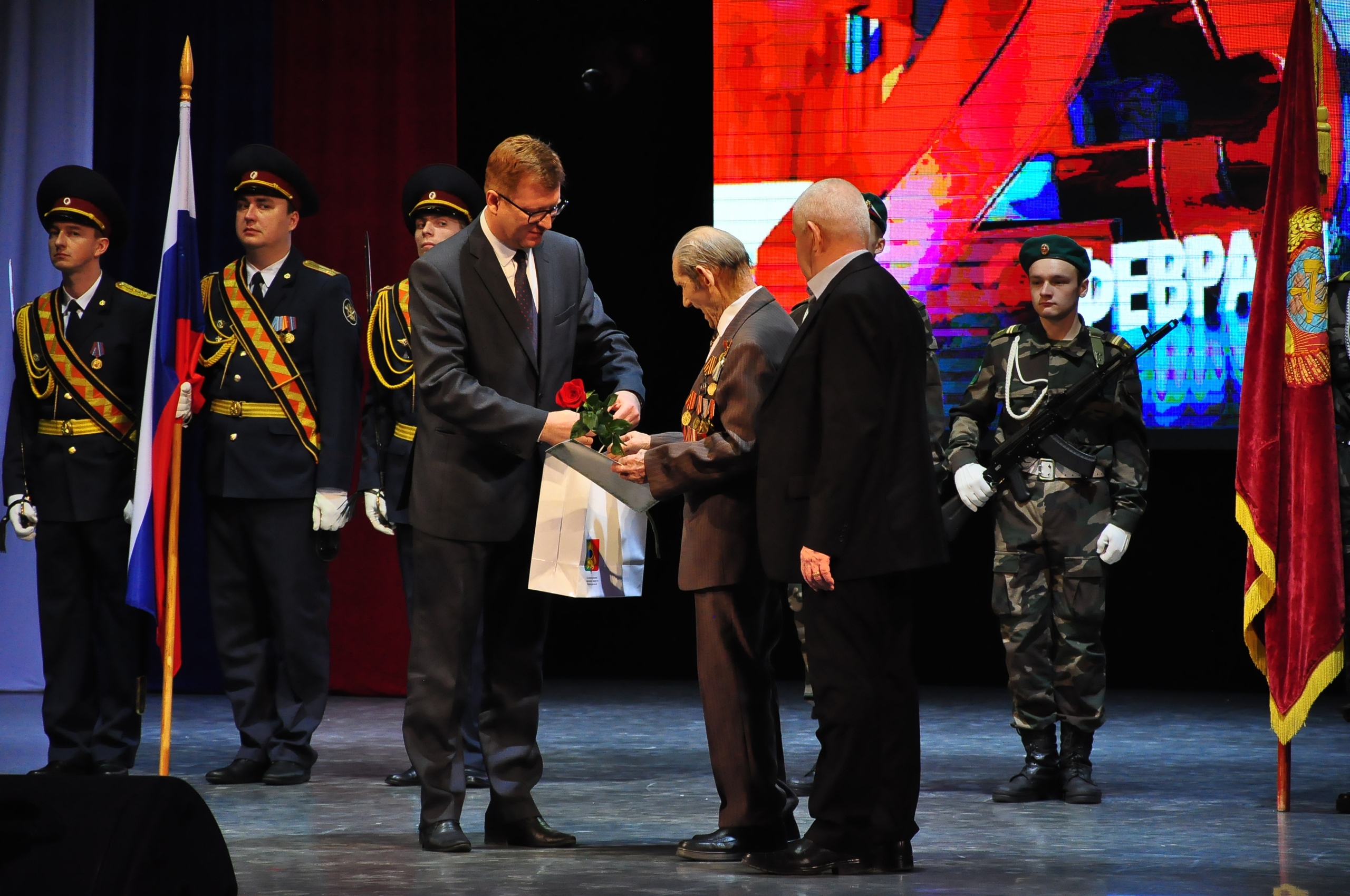 Глава вручил горожанам почетные грамоты в честь Дня защитника Отечества