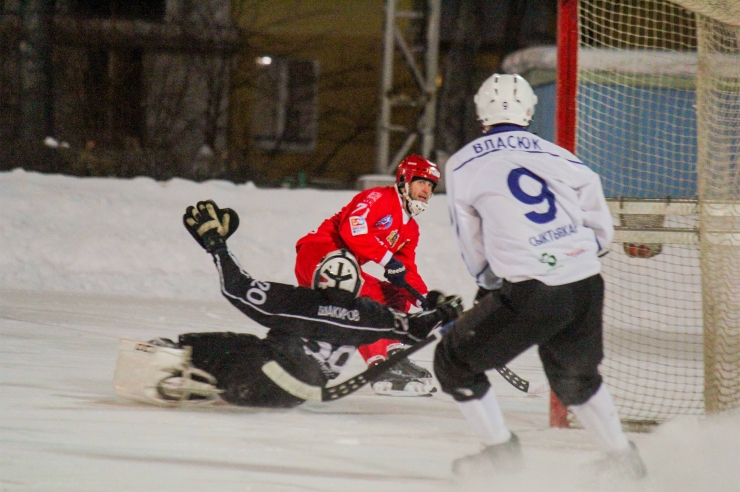 «Уральский трубник» победил на своём льду «Строитель»