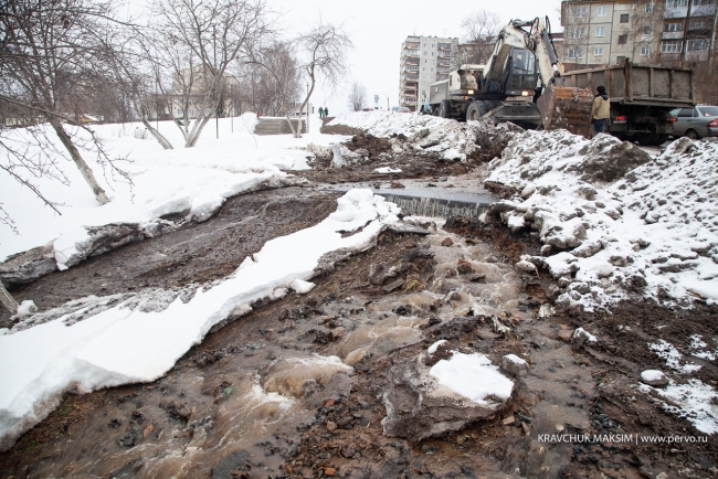 В Международный день рек в Первоуральске произошел порыв трубопровода