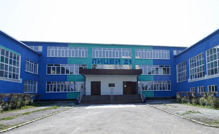 В Первоуральске школьница прыгнула с крыши лицея