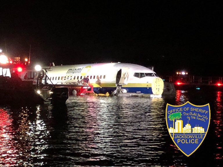 Пассажирский Boeing 737 упал в реку в США