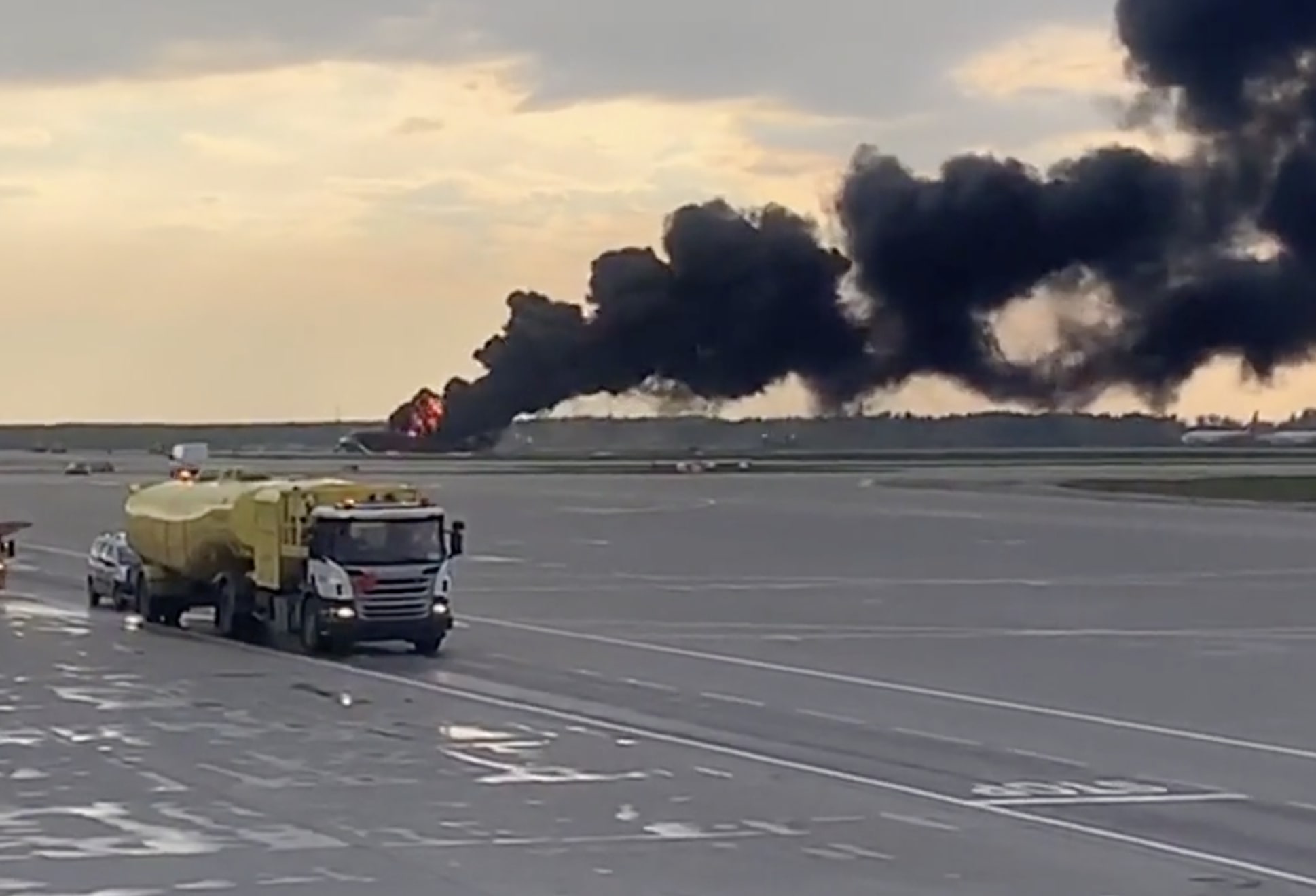 41 человек погиб при ЧП с SSJ 100 в Шереметьево. Видео эвакуации пассажиров