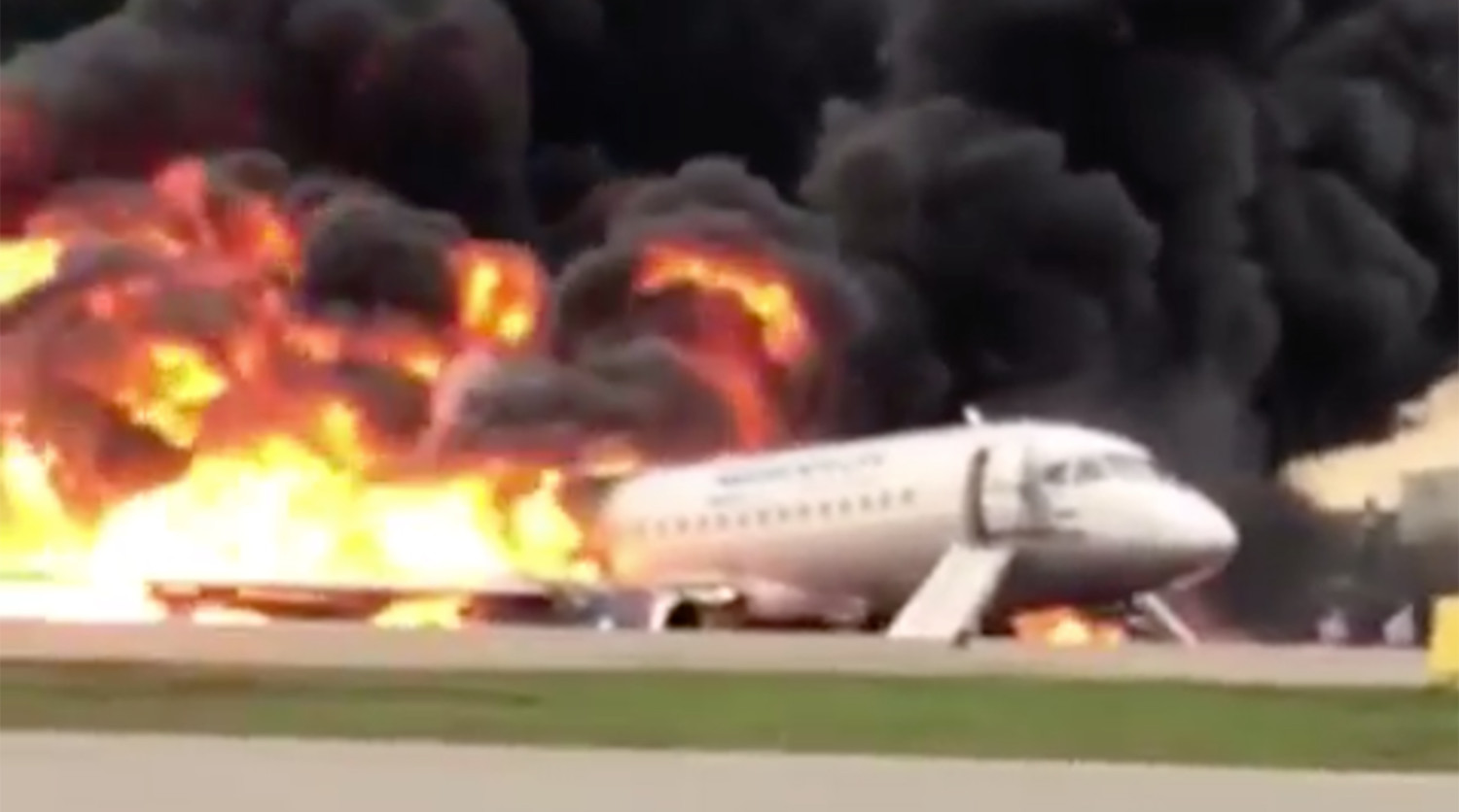 10 человек погибли при посадке горящего SSJ 100 в Шереметьево