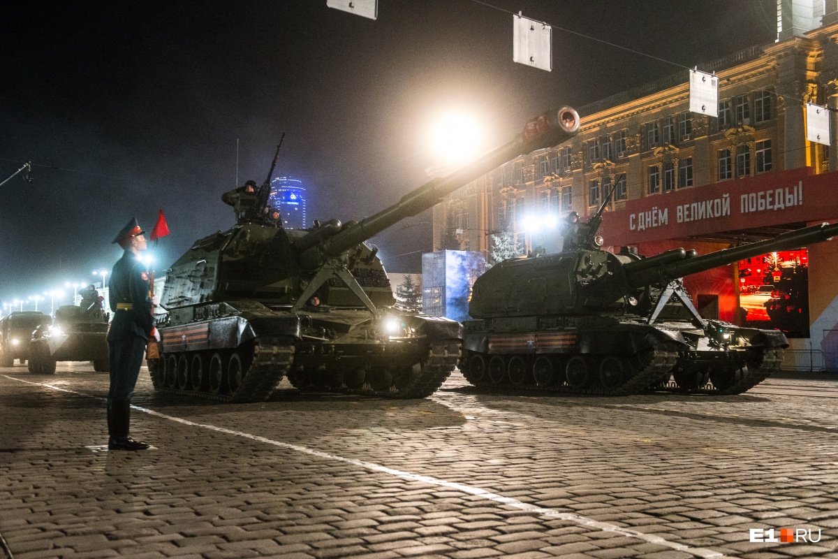В центре Екатеринбурга прошла масштабная репетиция парада Победы. Видео