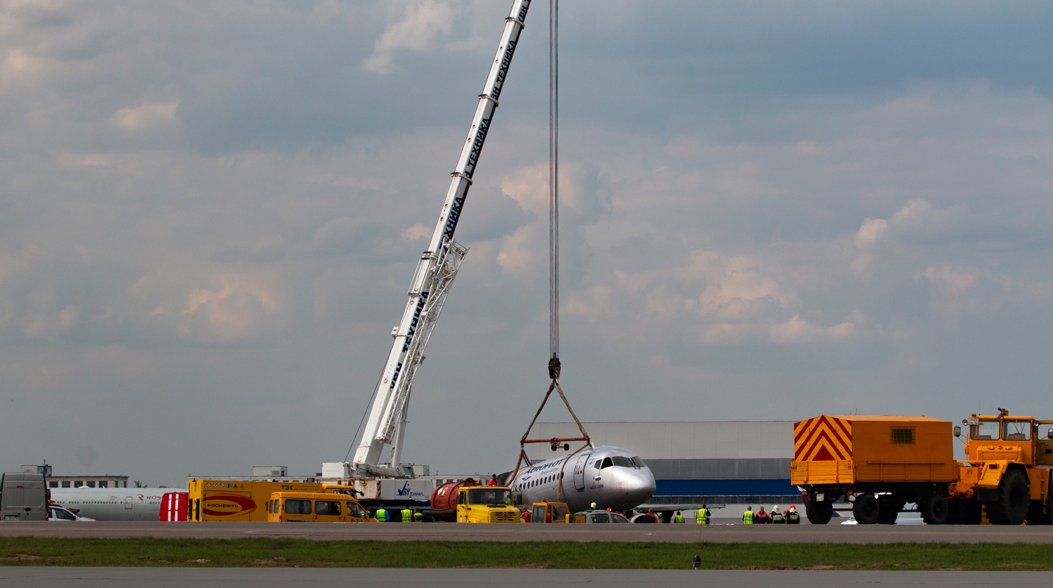 SSJ 100 Ульяновск - Москва экстренно прервал взлет из-за неполадок
