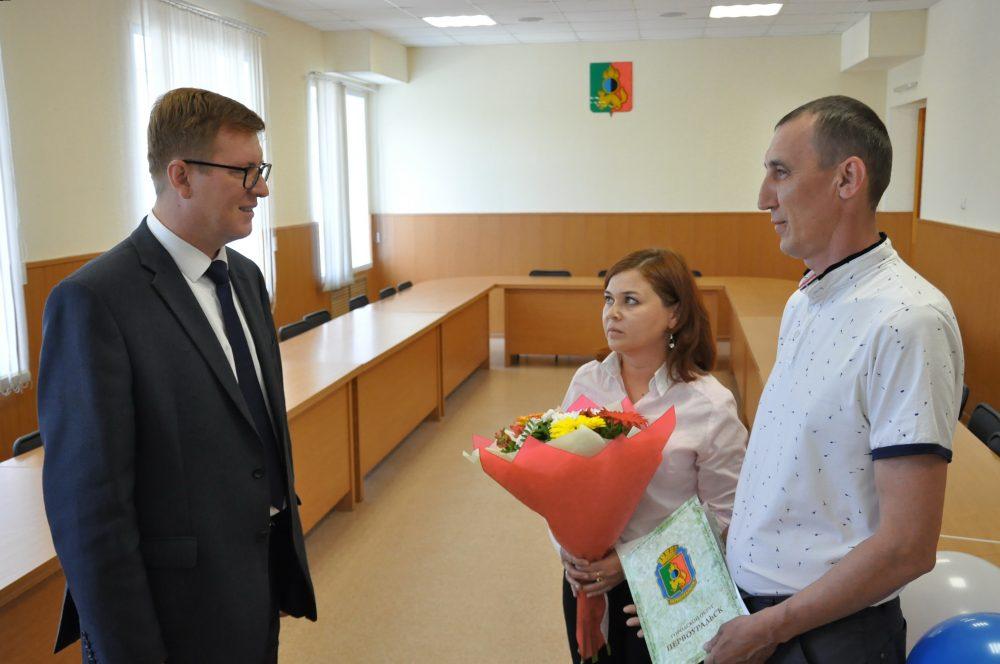 Глава вручил семье первоуральцев жилищный сертификат