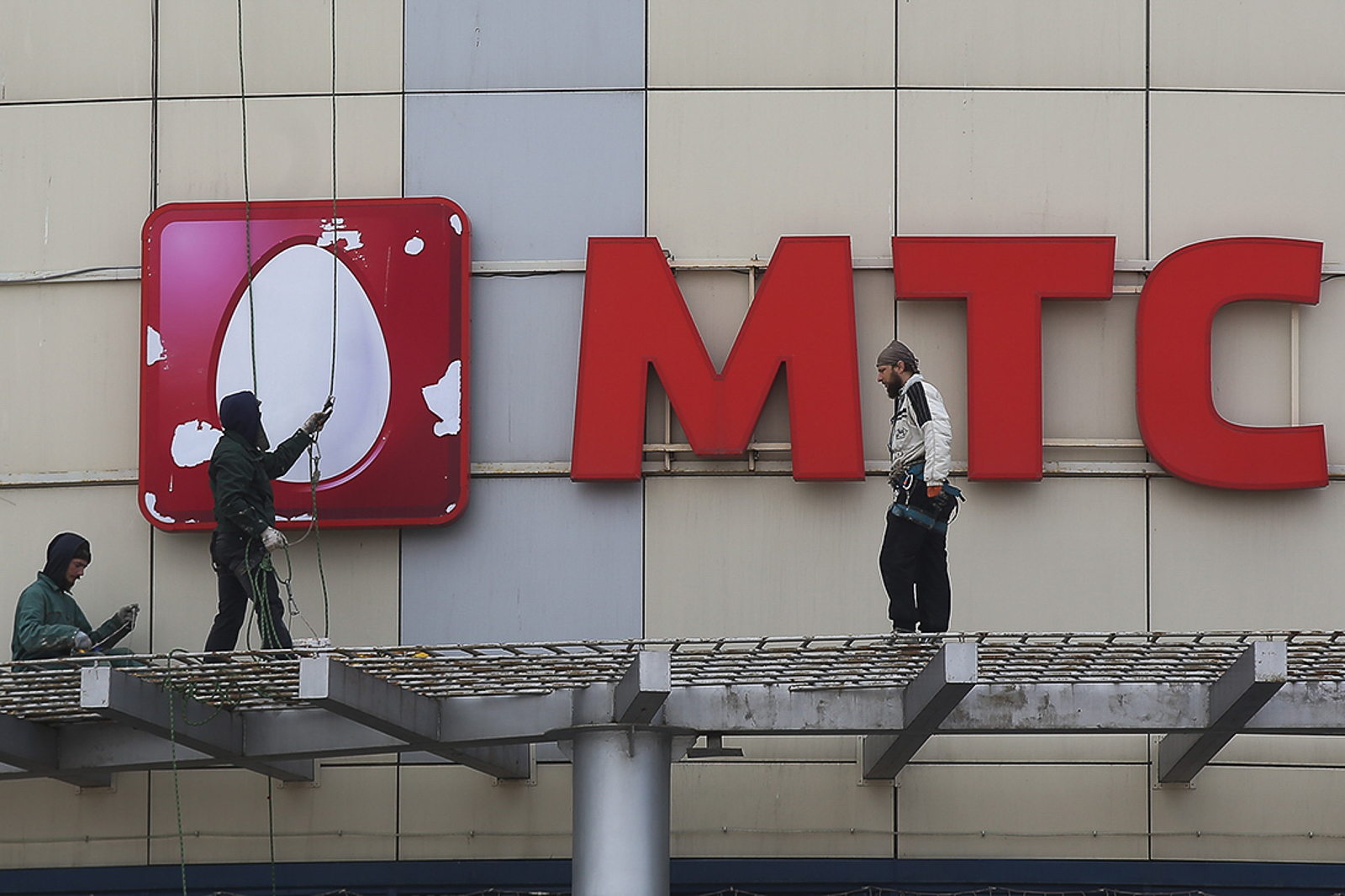 МТС впервые за 13 лет сменил логотип