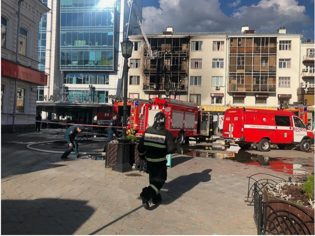 Пожарные ликвидировали огонь в доме на улице Вайнера в Екатеринбурге