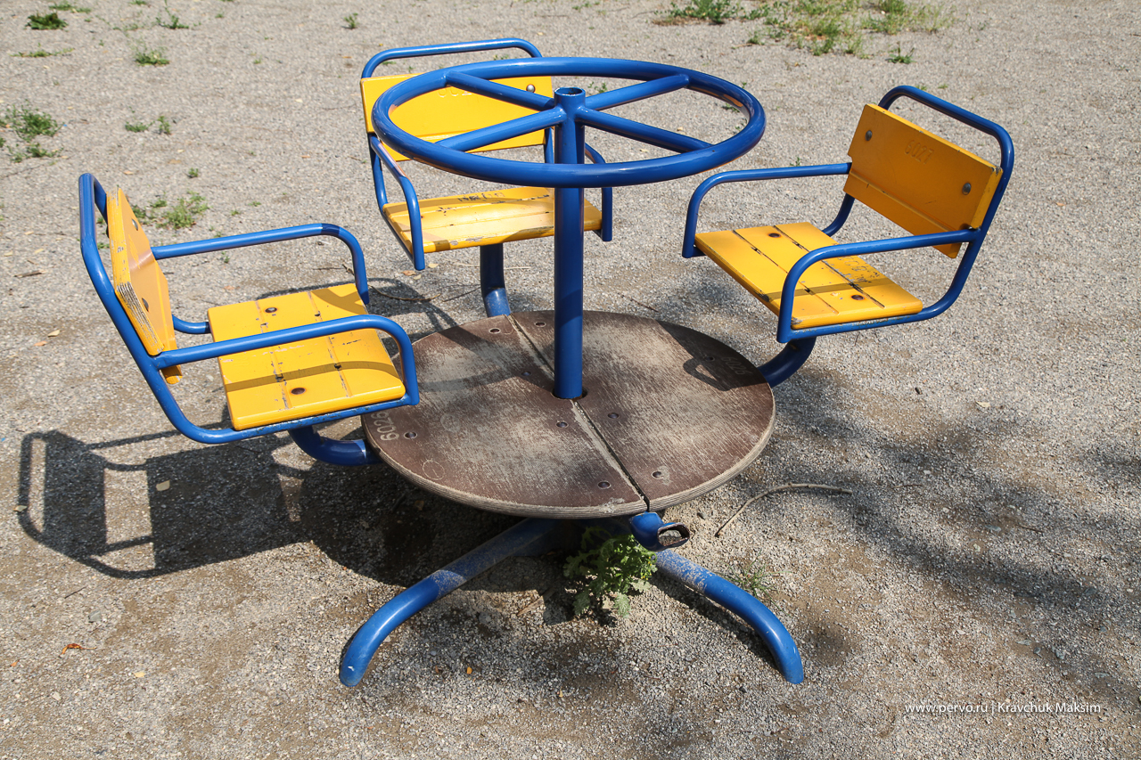 Если детскую площадку сломали, куда обращаться?