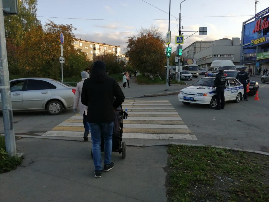 Иномарка сбила 10-летнюю девочку, которая переходила дорогу на зелёный свет