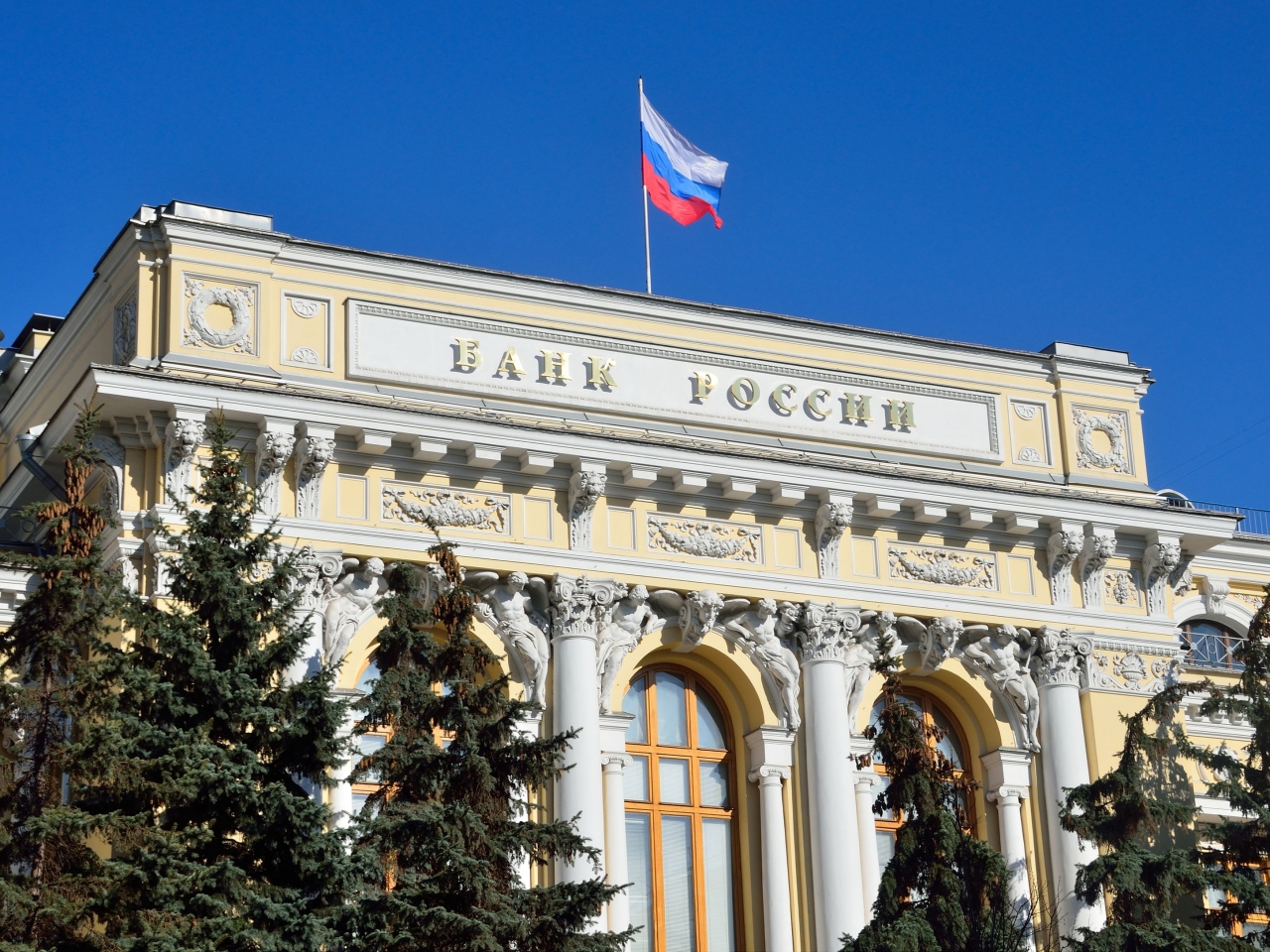 ЦБ обсуждает с банками отрицательные ставки по валютным депозитам