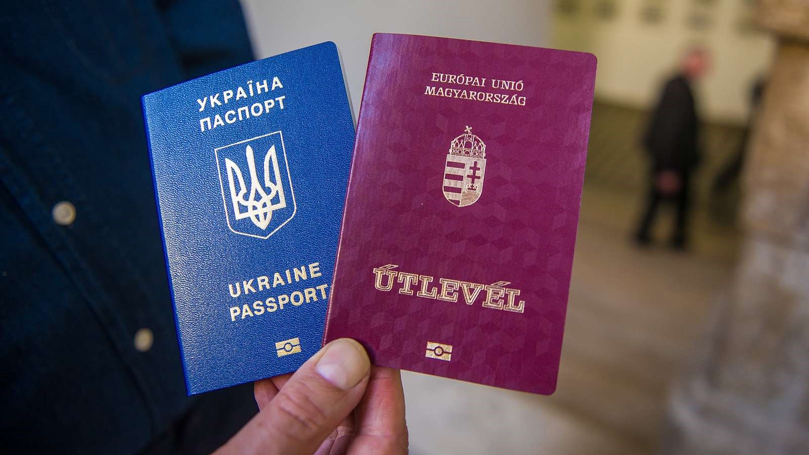 Венгрия массово забирает выданные украинцам паспорта