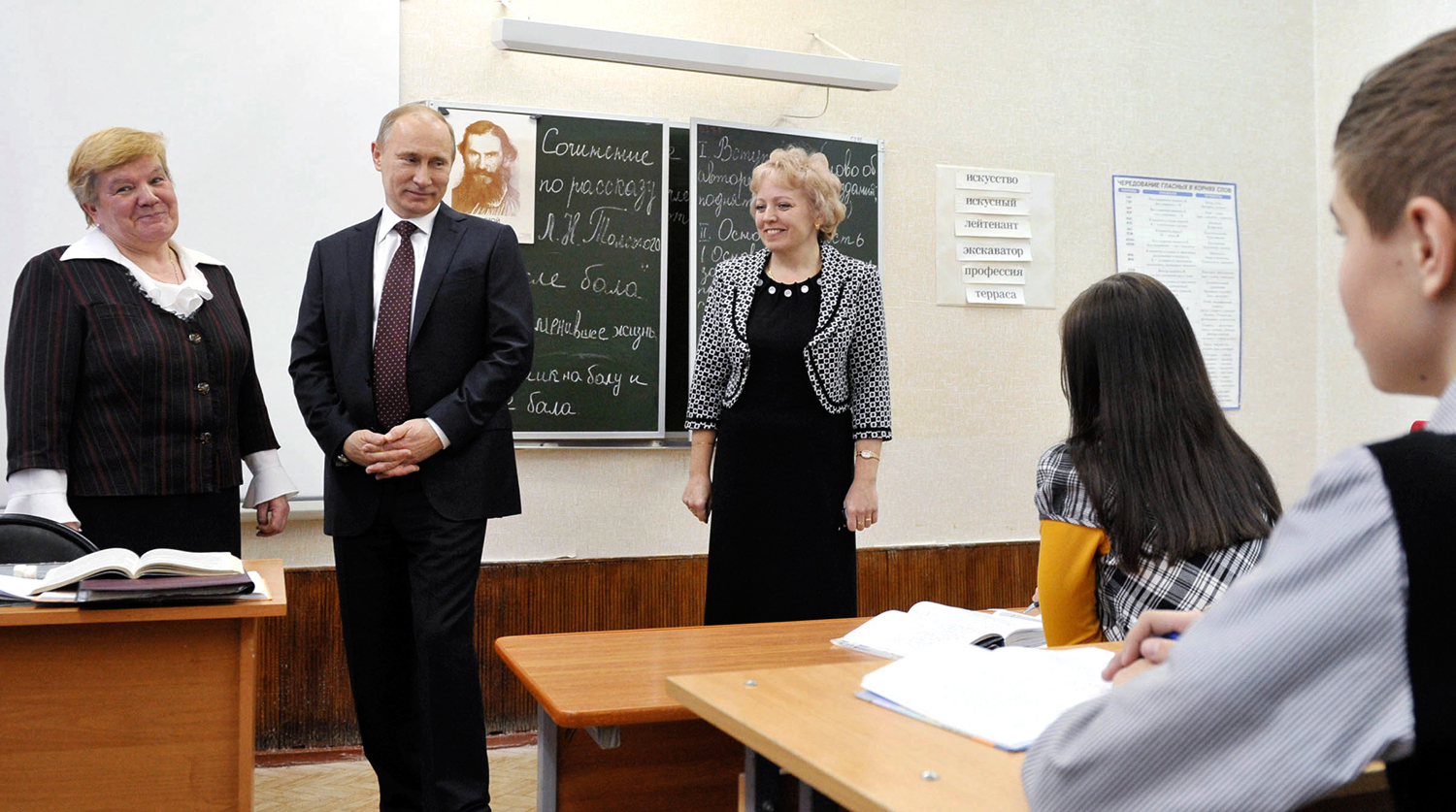 Путин поздравил педагогов с Днем учителя