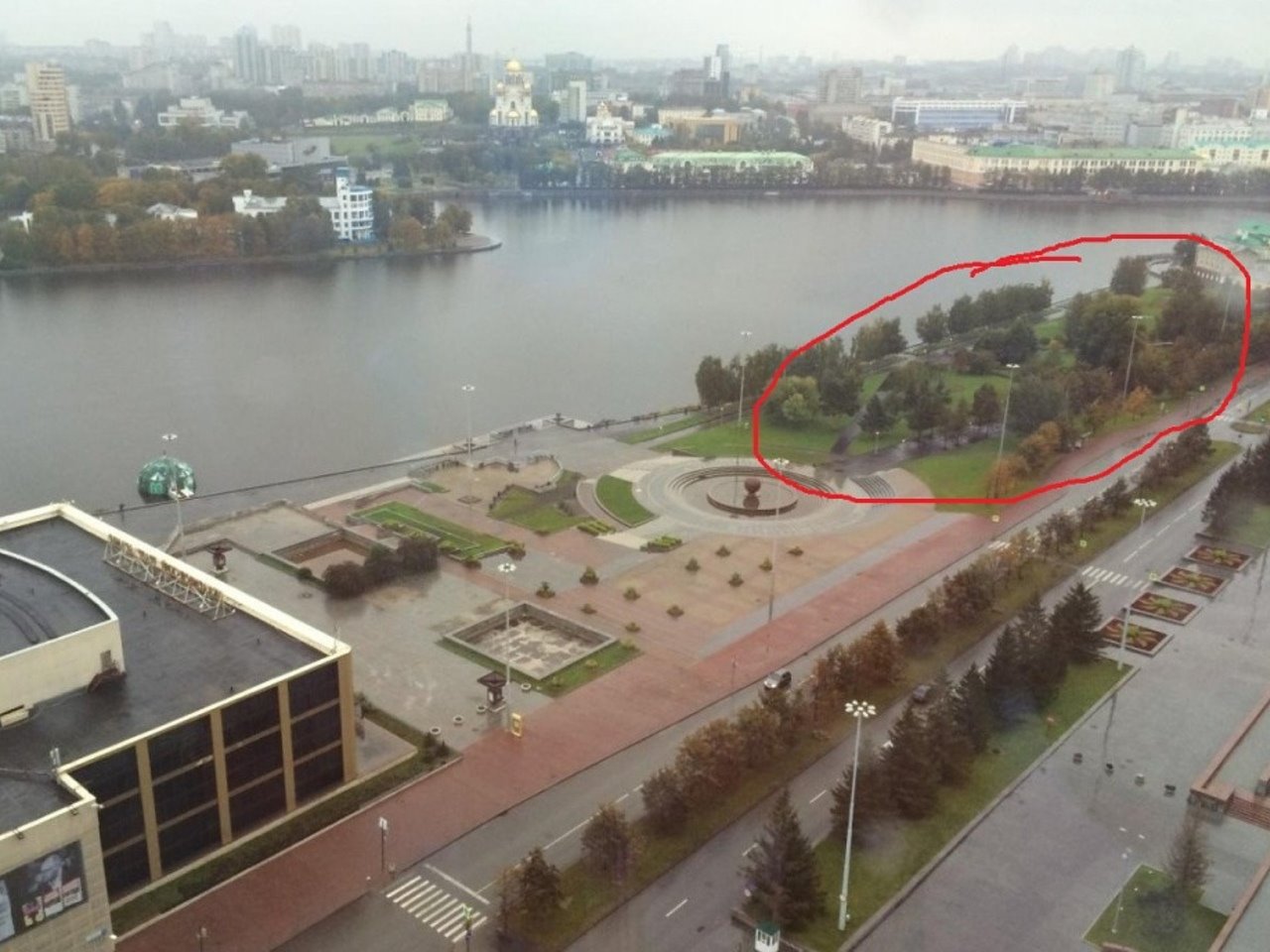 В Екатеринбурге показали, как выглядела бы набережная после постройки храма. Видео