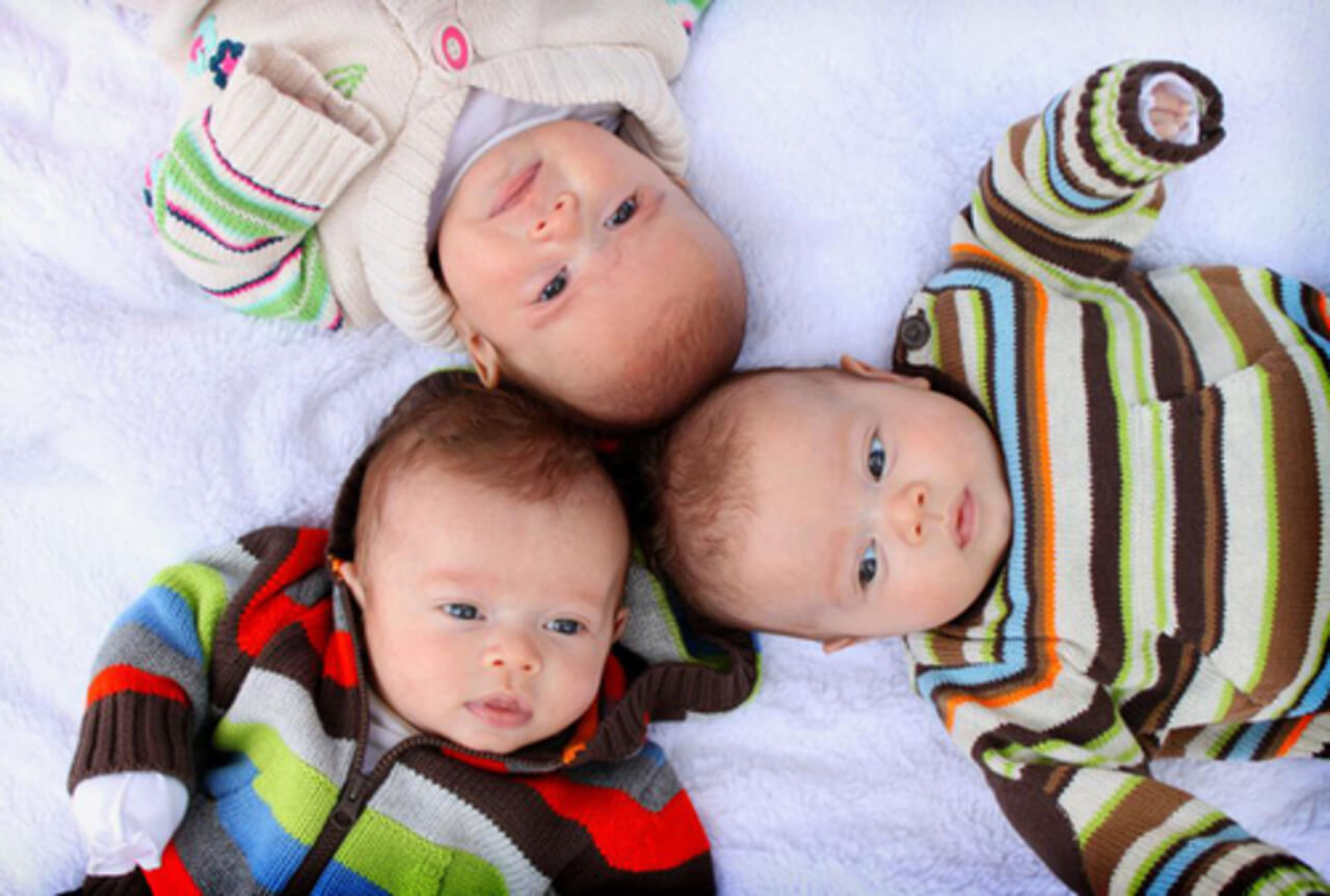 У мужчины будет третий ребенок. Три ребенка. Трое малышей. Три новорожденных ребенка. Усыновить близнецов.