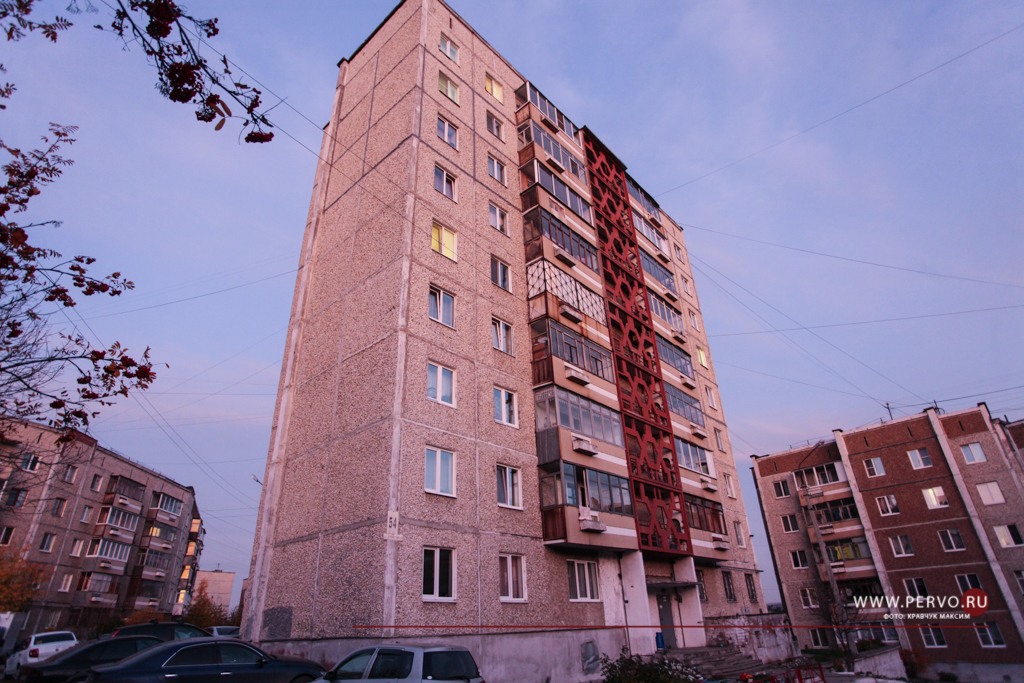 В Первоуральске с третьего этажа выпал мужчина