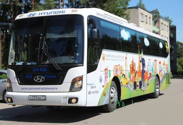 Школьники пройдут обучение основам ПДД в специальном автобусе-тренажере
