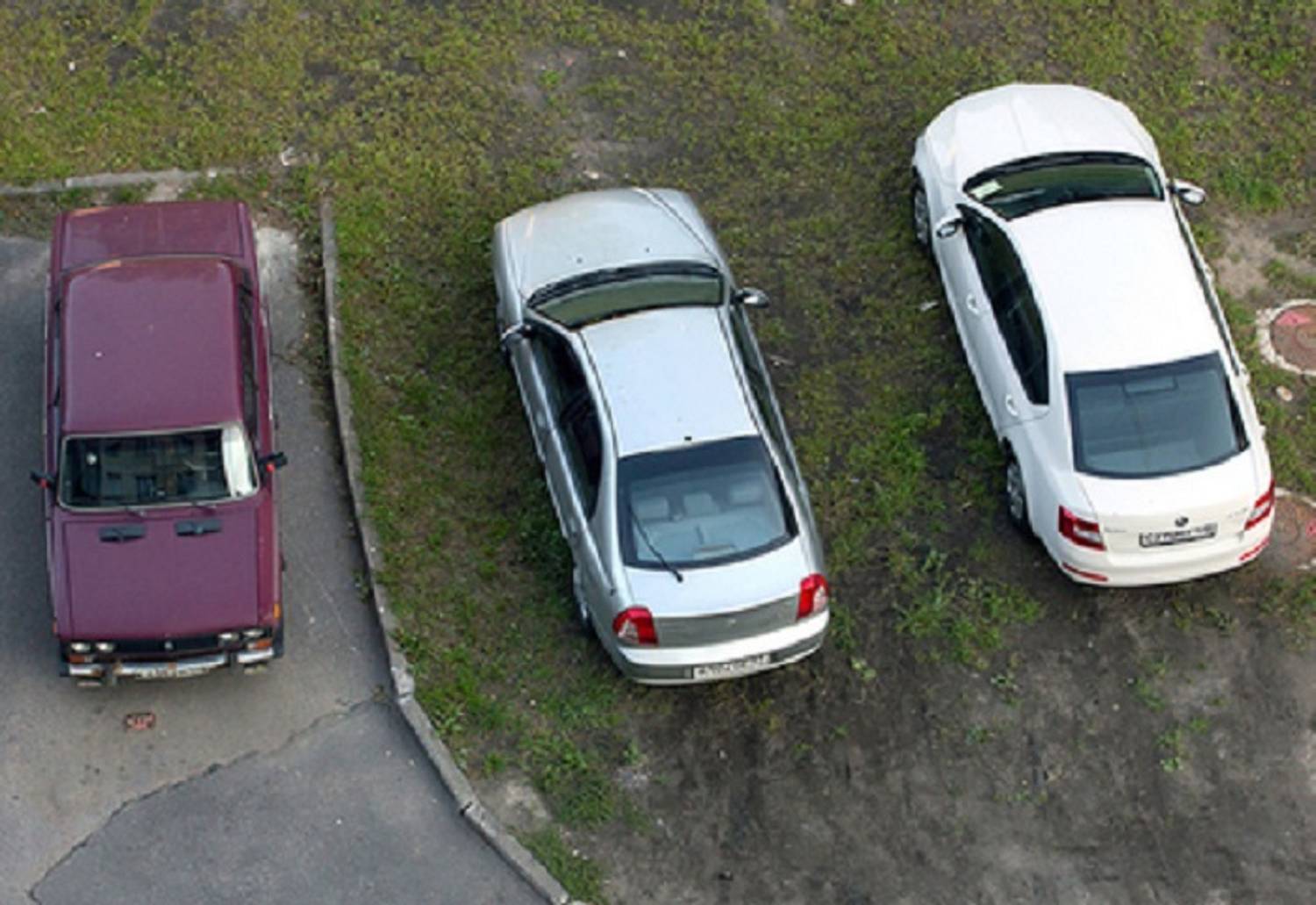 Принят закон о штрафах за парковку на газонах