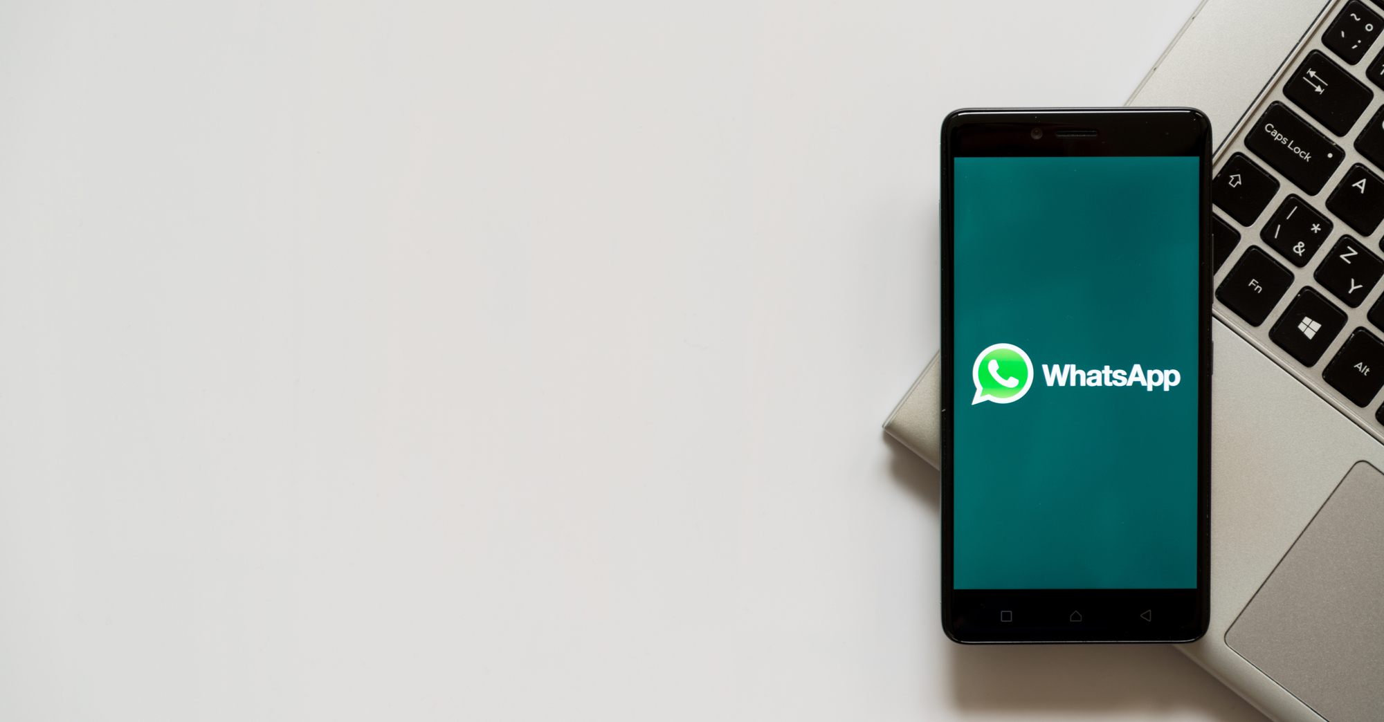 В WhatsApp появились черные списки для групп