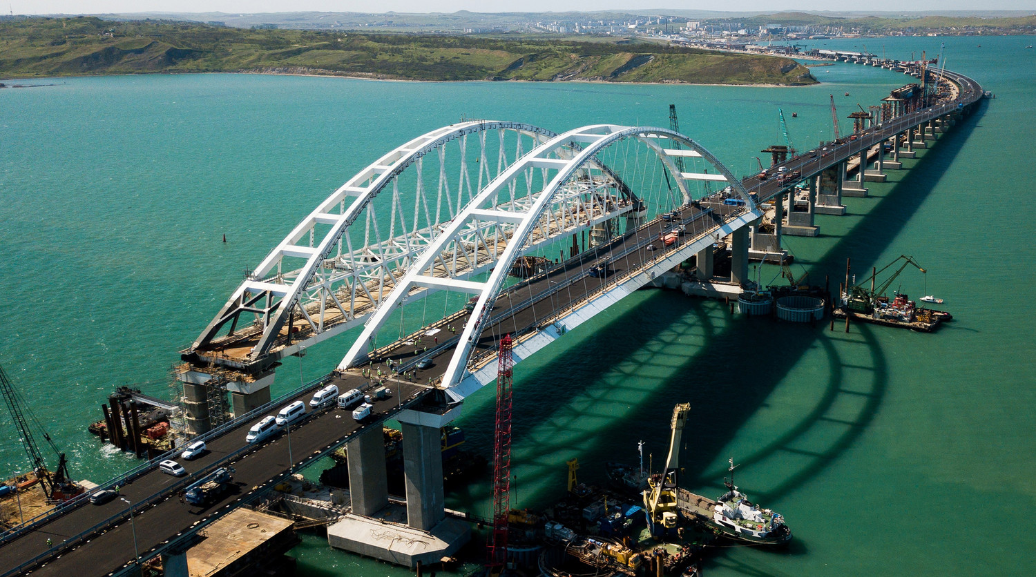 Крымский мост тестируют грузовыми составами