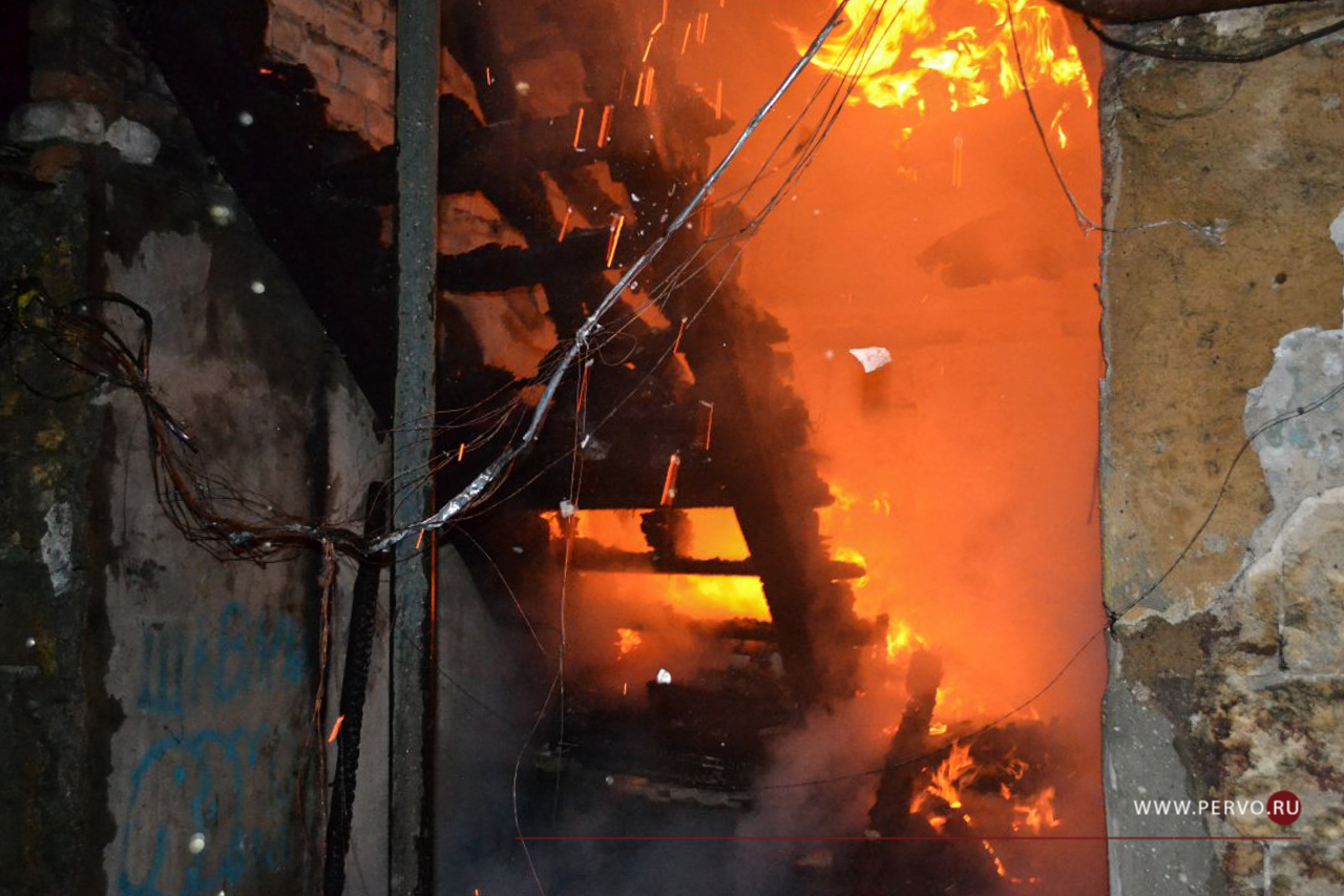 В Первоуральске из горящего дома эвакуировали 52 человека