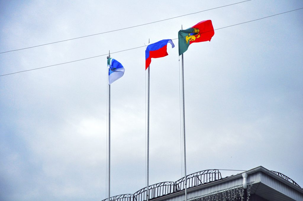 На здании администрации Первоуральска сменили флаги
