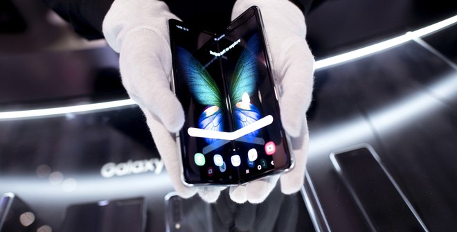В России начались продажи складного смартфона Samsung Galaxy Fold
