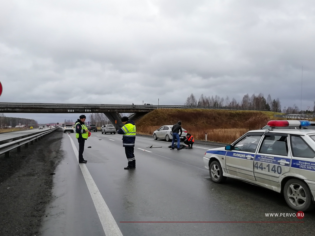 На трассе под Первоуральском Range Rover сбил мужчину, перебегавшего дорогу