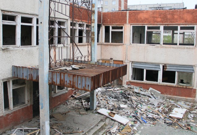 В Первоуральске из окна второго этажа заброшенного детсада выпал ребенок
